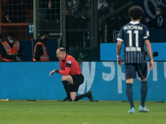 Der Schiedsrichterassistent Christian Gittelmann musste im Krankenhaus untersucht werden. Der Schiedsrichterassistent Christian Gittelmann musste im Krankenhaus untersucht werden.