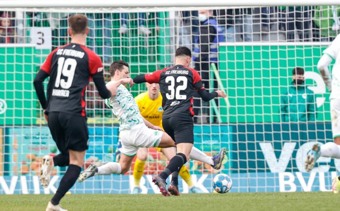 Fürths Nick Viergever (M) und Freiburgs Vincenzo Grifo (r) trennten sich mit ihren Teams torlos.
