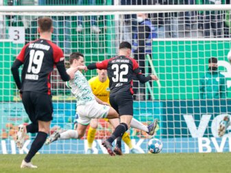 Fürths Nick Viergever (M) und Freiburgs Vincenzo Grifo (r) trennten sich mit ihren Teams torlos. Fürths Nick Viergever (M) und Freiburgs Vincenzo Grifo (r) trennten sich mit ihren Teams torlos.