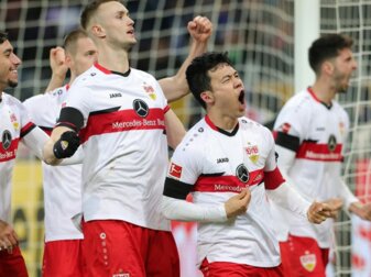 Schwäbisches Kellerduell gedreht: Stuttgart schlägt Augsburg Schwäbisches Kellerduell gedreht: Stuttgart schlägt Augsburg