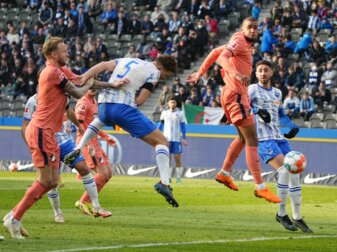 Niklas Stark (M) köpfte Hertha BSC gegen Hoffenheim in Führung. Niklas Stark (M) köpfte Hertha BSC gegen Hoffenheim in Führung.
