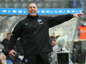 Herthas Co-Trainer Mark Fotheringham ist an der Seitenlinie voll in seinem Element. Herthas Co-Trainer Mark Fotheringham ist an der Seitenlinie voll in seinem Element.