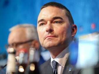 Club-Präsident Werner Gegenbauer (l-r) und Investor Lars Windhorst bei einer Pressekonferenz. Club-Präsident Werner Gegenbauer (l-r) und Investor Lars Windhorst bei einer Pressekonferenz.