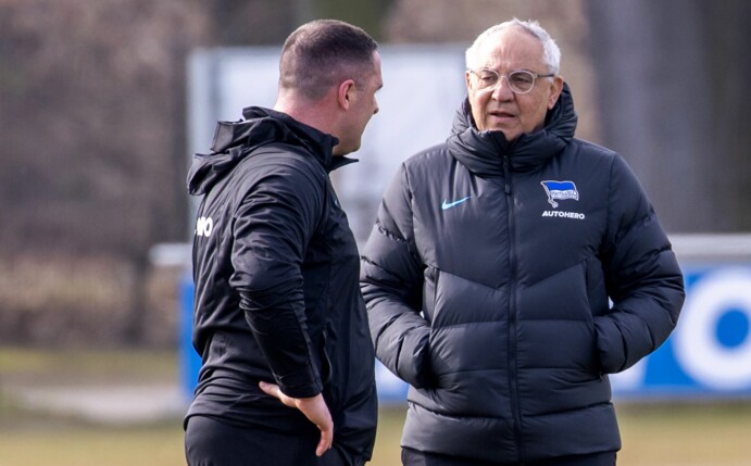 Chefcoach Felix Magath steht vor seiner Coronainfektion mit Co-Trainer Mark Fotheringham (l) zusammen.