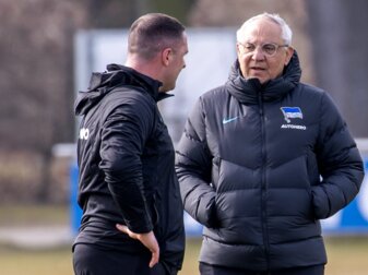 Chefcoach Felix Magath steht vor seiner Coronainfektion mit Co-Trainer Mark Fotheringham (l) zusammen. Chefcoach Felix Magath steht vor seiner Coronainfektion mit Co-Trainer Mark Fotheringham (l) zusammen.