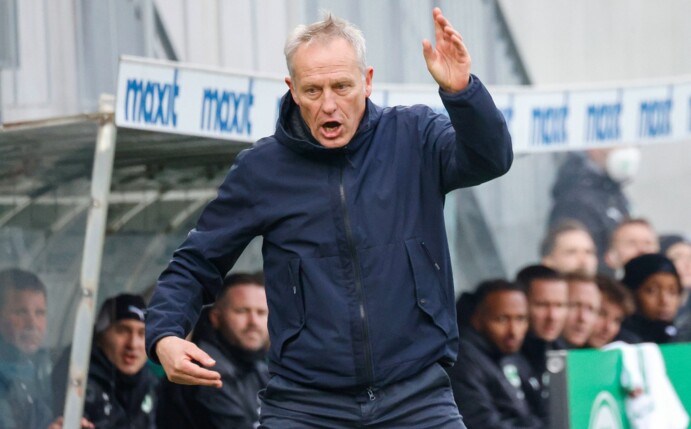 Freiburgs Trainer Christian Streich ereifert sich an der Seitenlinie.