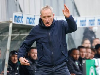 Freiburgs Trainer Christian Streich ereifert sich an der Seitenlinie.
