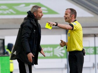 HSV-Trainer Tim Walter diskutiert mit Schiedsrichter Marco Fritz. HSV-Trainer Tim Walter diskutiert mit Schiedsrichter Marco Fritz.