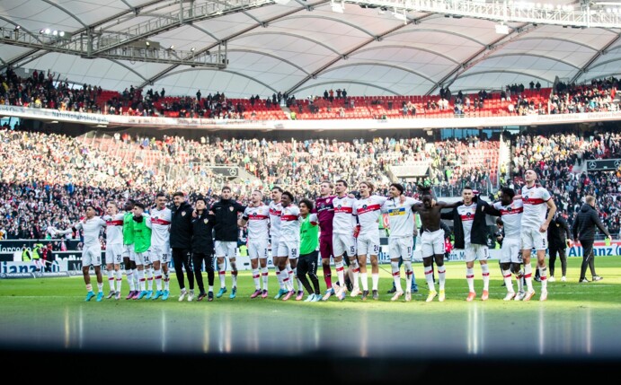 Nach dem Spiel gegen den FC Augsburg feiert die Mannschaft des VfB Stuttgart den Sieg.