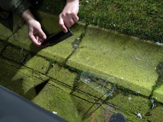 Schiedsrichterassistent Christian Gittelmann wurde in Bochum von einem Becher am Kopf getroffen. Schiedsrichterassistent Christian Gittelmann wurde in Bochum von einem Becher am Kopf getroffen.