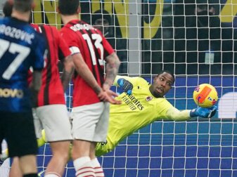 Torwart Mike Maignan von AC Mailand soll von Fans des sardischen Clubs Cagliari Calcio rassistisch beleidigt worden sein. Torwart Mike Maignan von AC Mailand soll von Fans des sardischen Clubs Cagliari Calcio rassistisch beleidigt worden sein.