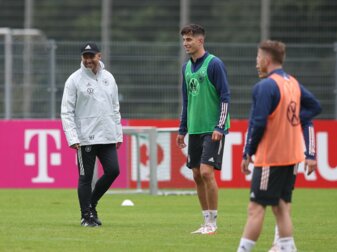 Bundestrainer Hansi Flick (l) und Kai Havertz beim Training. Bundestrainer Hansi Flick (l) und Kai Havertz beim Training.