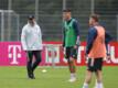 Bundestrainer Hansi Flick (l) und Kai Havertz beim Training.