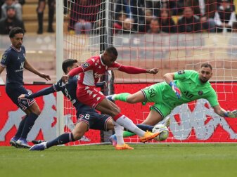 Jean Lucas von AS Monaco kommt zum Schuss auf das Tor des Pariser Keepers Gianluigi Donnarumma. Jean Lucas von AS Monaco kommt zum Schuss auf das Tor des Pariser Keepers Gianluigi Donnarumma.
