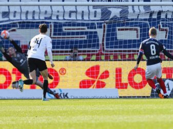 Kiels Alexander Mühling (r) trifft per Strafstoß zum 1:0 für Holstein Kiel gegen den FC Indolstadt. Kiels Alexander Mühling (r) trifft per Strafstoß zum 1:0 für Holstein Kiel gegen den FC Indolstadt.