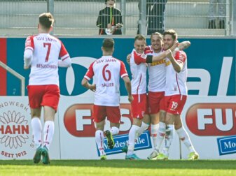 Die Mannschaft von Jahn Regensburg jubelt nach dem Treffer zum 1:0 gegen Paderborn durch Andreas Albers (r). Die Mannschaft von Jahn Regensburg jubelt nach dem Treffer zum 1:0 gegen Paderborn durch Andreas Albers (r).