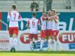 Die Mannschaft von Jahn Regensburg jubelt nach dem Treffer zum 1:0 gegen Paderborn durch Andreas Albers (r).