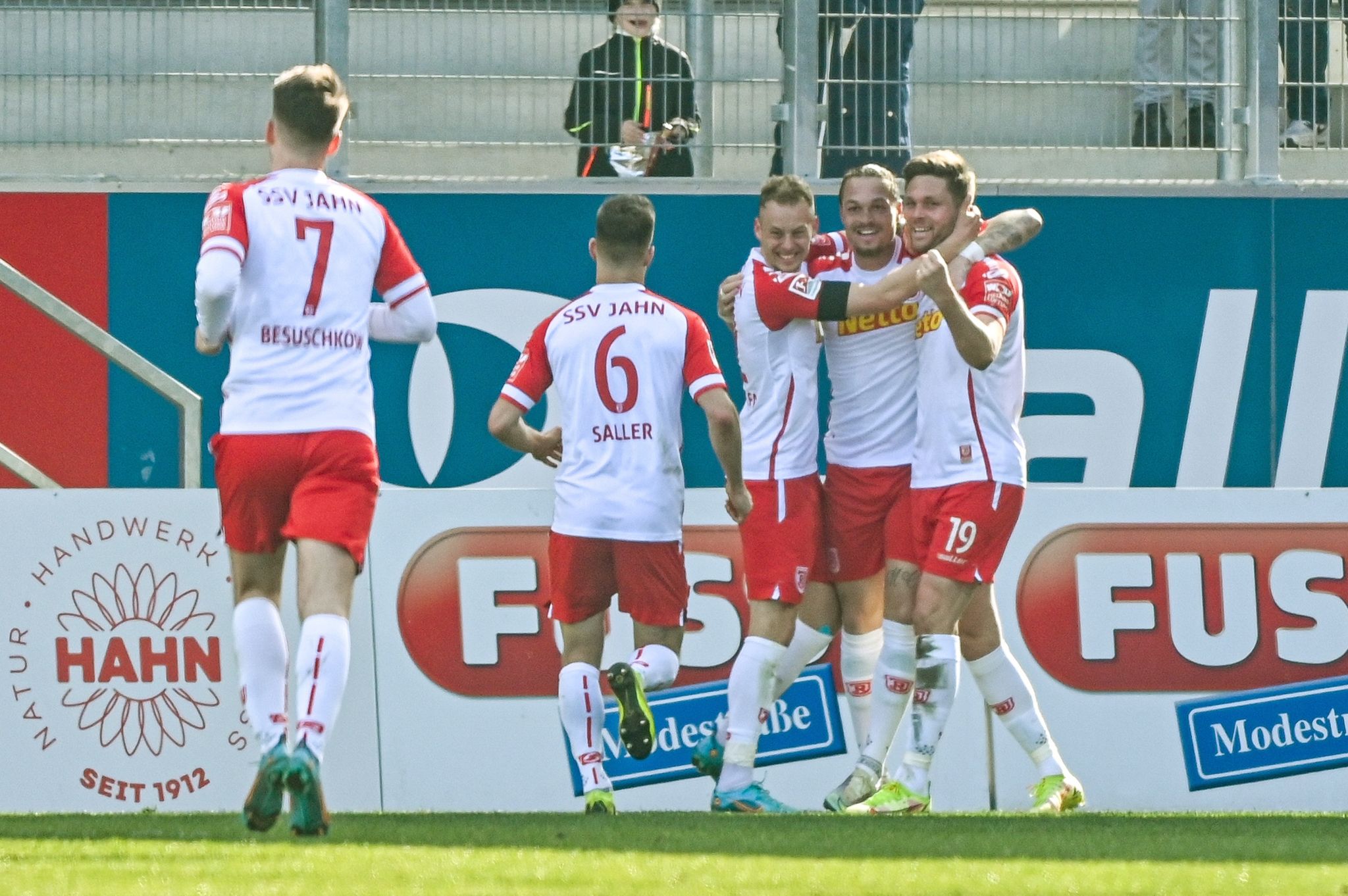 Die Mannschaft von Jahn Regensburg jubelt nach dem Treffer zum 1:0 gegen Paderborn durch Andreas Albers (r).