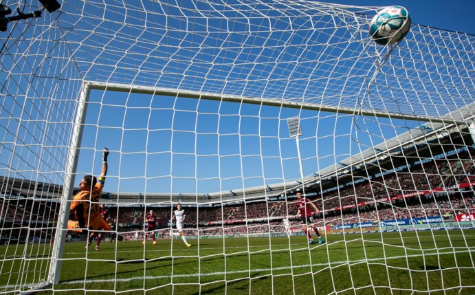 Der Ball von Dresdens Daferner (nicht im Bild) landet zum 1:1 gegen den FC Nürnberg im Netz.