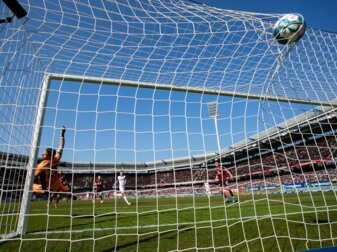 Der Ball von Dresdens Daferner (nicht im Bild) landet zum 1:1 gegen den FC Nürnberg im Netz. Der Ball von Dresdens Daferner (nicht im Bild) landet zum 1:1 gegen den FC Nürnberg im Netz.