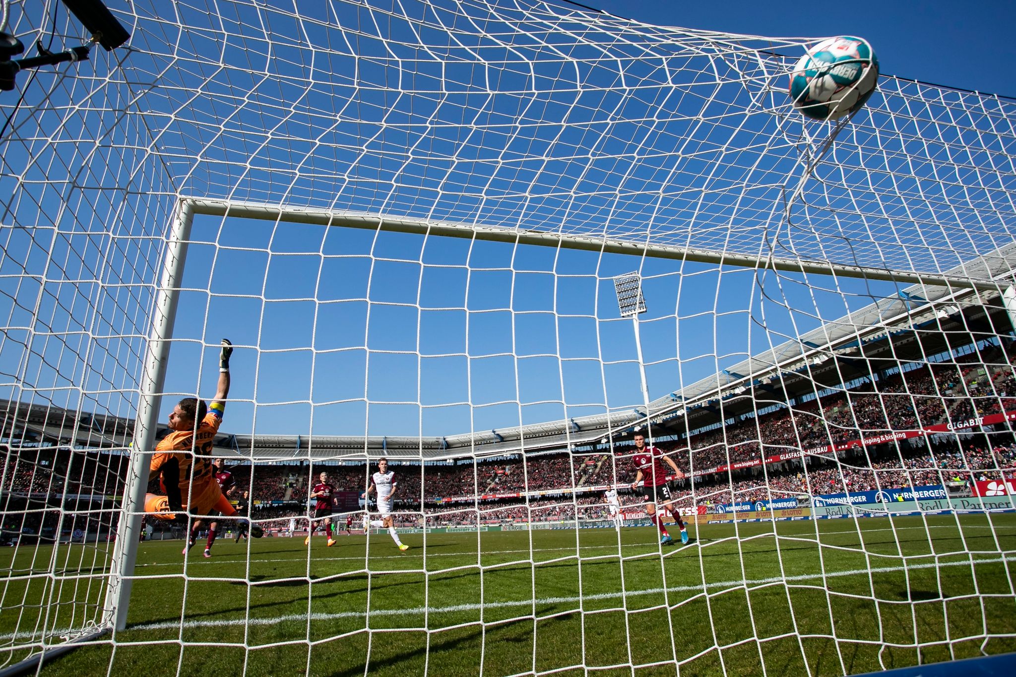 Der Ball von Dresdens Daferner (nicht im Bild) landet zum 1:1 gegen den FC Nürnberg im Netz.