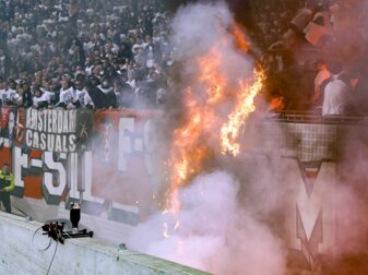 In Amsterdam ging ein Fan-Banner in Flammen auf. In Amsterdam ging ein Fan-Banner in Flammen auf.