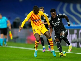 Ousmane Dembélé (l) vom FC Barcelona im Duell mit Real-Profi Vinicius Junior. Ousmane Dembélé (l) vom FC Barcelona im Duell mit Real-Profi Vinicius Junior.