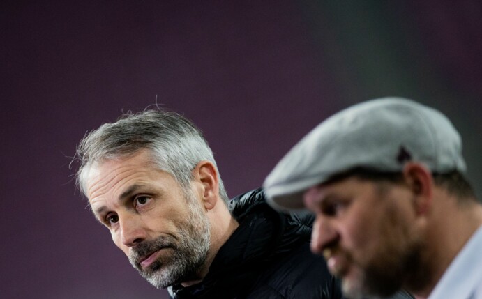 Dortmunds Trainer Marco Rose (l) und Kölns Trainer Steffen Baumgart geben nach dem Spiel ein Interview.