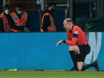 Schiedsrichterassistent Christian Gittelmann wurde von einem geworfenen Becher am Kopf getroffen. Schiedsrichterassistent Christian Gittelmann wurde von einem geworfenen Becher am Kopf getroffen.
