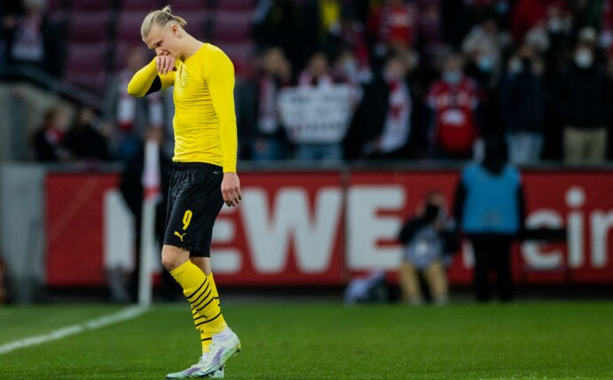 Der Einzige, der wohl noch an eine echte Titelchance für Borussia Dortmund geglaubt hatte: Erling Haaland verlässt den Platz.