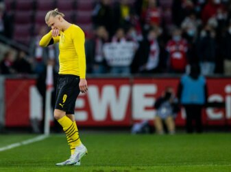 Der Einzige, der wohl noch an eine echte Titelchance für Borussia Dortmund geglaubt hatte: Erling Haaland verlässt den Platz. Der Einzige, der wohl noch an eine echte Titelchance für Borussia Dortmund geglaubt hatte: Erling Haaland verlässt den Platz.
