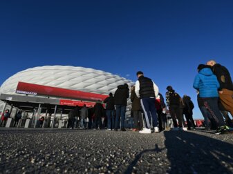 Die Frauen des FC Bayern bestreiten ihr Viertelfinal-Hinspiel in der Champions League gegen Paris Saint-Germain in der Allianz Arena. Die Frauen des FC Bayern bestreiten ihr Viertelfinal-Hinspiel in der Champions League gegen Paris Saint-Germain in der Allianz Arena.