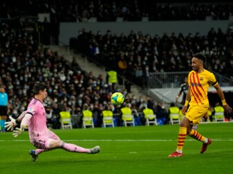 Barcelonas Pierre-Emerick Aubameyang (r) erzielt das Tor zum 4:0 gegen Madrid vorbei an Real-Torhüter Thibaut Courtois. Barcelonas Pierre-Emerick Aubameyang (r) erzielt das Tor zum 4:0 gegen Madrid vorbei an Real-Torhüter Thibaut Courtois.