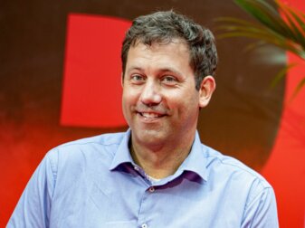 Mag die Farbe rot: SPD-Chef Lars Klingbeil. Mag die Farbe rot: SPD-Chef Lars Klingbeil.