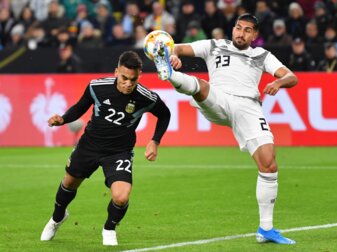 Deutschlands Emre Can kämpft mit Argentiniens Lautaro Martínez (l) um den Ball. Deutschlands Emre Can kämpft mit Argentiniens Lautaro Martínez (l) um den Ball.