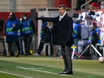 Der Cheftrainer der Fußballerinnen des FC Bayern München, Jens Scheuer, verfolgt ein Spiel seiner Mannschaft.