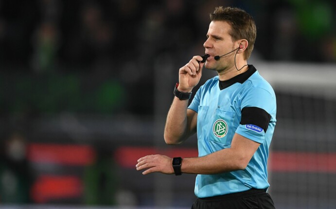 Verteilte in Wolfsburg einige Karten: Schiedsrichter Felix Brych.