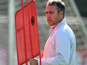 Trainer Hansi Flick bereitet das Training der Mannschaft vor. Trainer Hansi Flick bereitet das Training der Mannschaft vor.