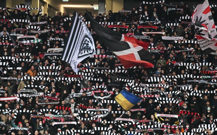 Eintracht Frankfurt kann sein Heimspiel gegen Fürth vor vollen Rängen mit bis zu 51.500 Zuschauern austragen.