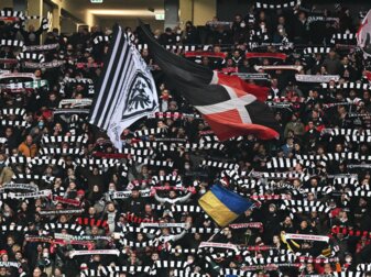 Eintracht Frankfurt kann sein Heimspiel gegen Fürth vor vollen Rängen mit bis zu 51.500 Zuschauern austragen. Eintracht Frankfurt kann sein Heimspiel gegen Fürth vor vollen Rängen mit bis zu 51.500 Zuschauern austragen.