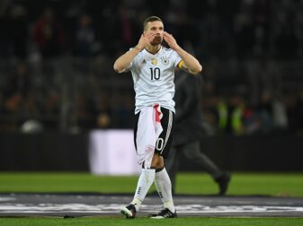 Ein Küsschen und ein Traumtor zum Abschied: Mit Podolskis letztem Spiel für den DFB ging eine Ära zu Ende. Foto: Shaun Botterill/Getty Images Ein Küsschen und ein Traumtor zum Abschied: Mit Podolskis letztem Spiel für den DFB ging eine Ära zu Ende. Foto: Shaun Botterill/Getty Images