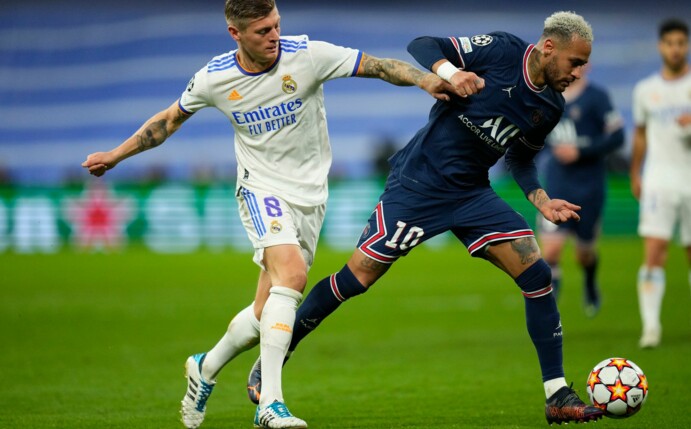 Toni Kroos (l) von Real Madrid im Achtelfinale der Champions League in Aktio gegen Neymar von Paris Saint-Germain.