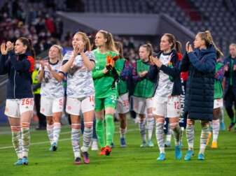 Die Münchner Spielerinnen bedanken sich nach dem Spiel gegen Paris bei den Fans. Die Münchner Spielerinnen bedanken sich nach dem Spiel gegen Paris bei den Fans.