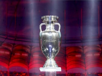 Der Henri-Delaunay-Pokal, die Trophäe für den Europameister. Der Henri-Delaunay-Pokal, die Trophäe für den Europameister.