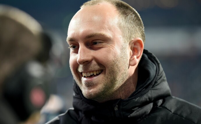 Werder Trainer Ole Werner lächelt beim Interview.