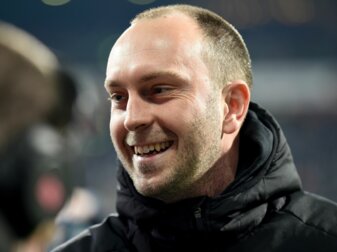 Werder Trainer Ole Werner lächelt beim Interview. Werder Trainer Ole Werner lächelt beim Interview.