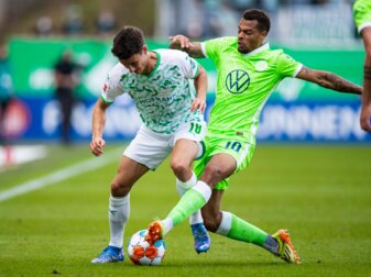 Felix Nmecha (r) spielt in der Bundesliga für den VfL Wolfsburg.