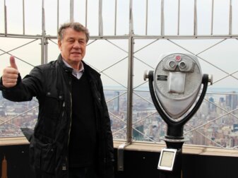 Zu Gast in New York: Otto Rehhagel auf dem Empire State Building. Zu Gast in New York: Otto Rehhagel auf dem Empire State Building.