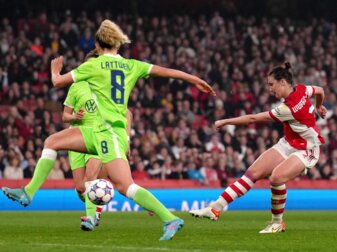 Lotte Wubben-Moy (r) sorgte erste spät für den Arsenal-Ausgleich gegen Wolfsburg. Lotte Wubben-Moy (r) sorgte erste spät für den Arsenal-Ausgleich gegen Wolfsburg.