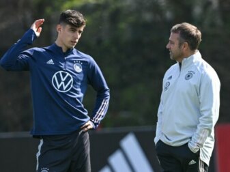 Bundestrainer Hansi Flick (r) spricht beim Training mit Kai Havertz. Bundestrainer Hansi Flick (r) spricht beim Training mit Kai Havertz.